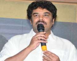 Sunder C is also an excellent singer and sang songs like Vaadee En Kappakezhungu in the film 